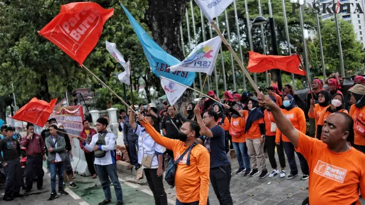 Aksi buruh menuntut kenaikan UMP DKI Jakarta.(Foto: Ahmad Hawaari)