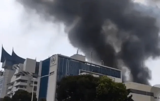 Kebakaran di Belakang Hotel Grand Menteng Jaktim. (foto: instagram @humasjakfire)