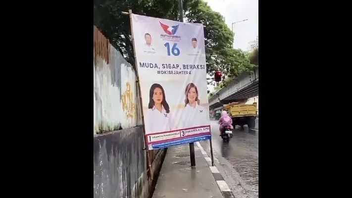 Baliho Caleg yang terpasang di trotoar menghalangi pengguna jalan di Jakarta Barat. (Ist)