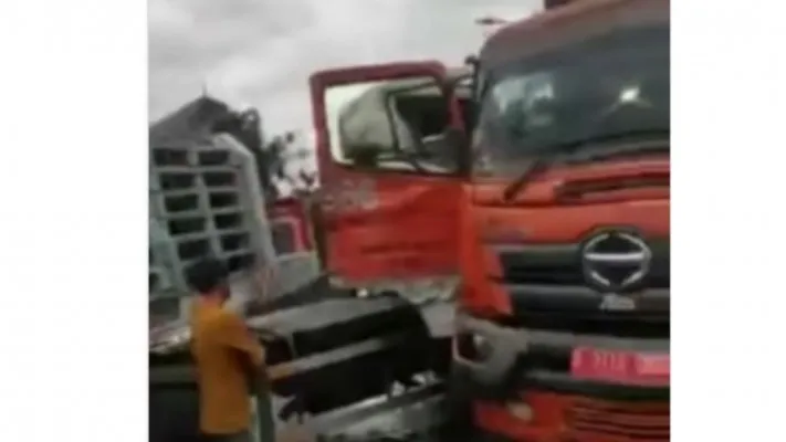 Tangkapan layar cuplikan video mengenai lokasi tabrakan antara truk tronton dan truk sampah di Jl. Narogong, Bekasi (Foto:tangkapan layar instagram/@terangmedia)