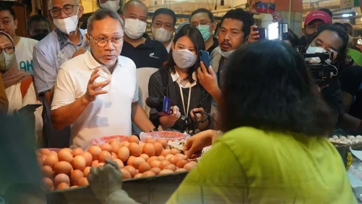 Menteri Perdagangan Zulkifli Hasan (Zulhas) meninjau harga telur (Foto: twitter/kemendag)