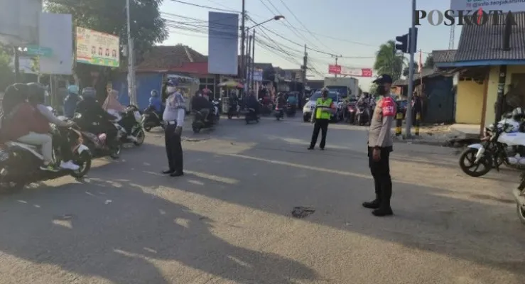 Petugas kepolisian sedang mengatur lalulintas di perempatan Kukun, Desa Mekarsari, Kecamatan Rajeg, Kabupaten Tangerang. (Veronica)