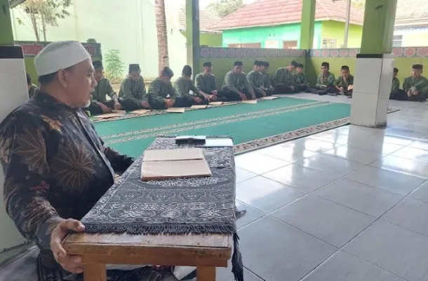 Ustad di Ponpes Al-Islam saat memberikan penjelasan tentang isi kandungan Kitab Sullamut Taufiq (Foto: Bilal)