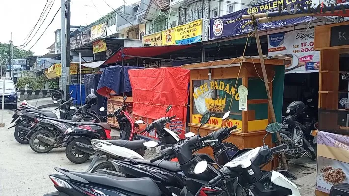 Lokasi penusukan juru parkir, di Taman Palem Lestari  hingga mengakibatkan korban tewas. (foto: poskota/ aldo)