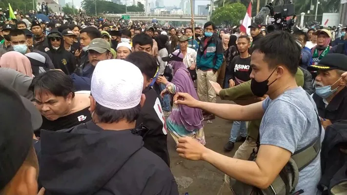 Foto : Tangkapan Layar video yang beredar Pegiat Media Sosial Ade Armando dikeroyok sejumlah massa di DPR. (Ist)