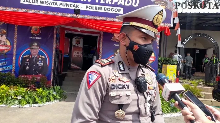 Kasat Lantas Polres Bogor, AKP Dicky Anggi Pranata memantau arus lalu lintas jalur nasional Puncak Bogor. (foto: poskota/panca)