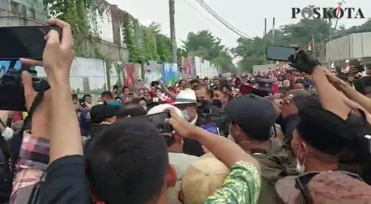 Teks Foto: Gubernur Jawa Barat Ridwan Kamil (topi koboi putih) disambut warga saat menuju lokasi peresmian Situ Rawa Kalong, Depok, Jawa Barat. (Poskota/Angga)