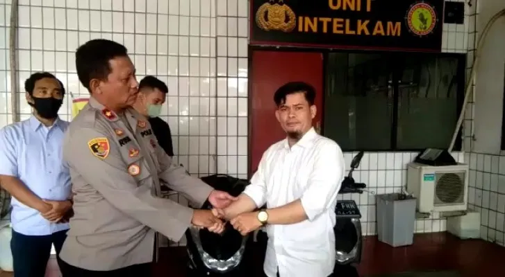 Foto : Polsek Pasar Minggu kembalikan sepeda motor milik warga yang dicuri oleh tersangka pencurian sepeda motor. (Ist.)