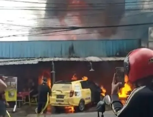 Api membakar sebuah ruku di Jalan Raya Bogor, Jakarta Timur. (aldi)