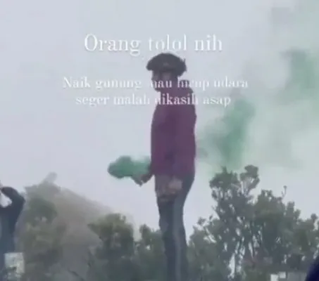 Seorang pendaki Gunung Gede Pangrango nyalakan bom asap, mendapat kecaman pengelola. (tangkap layar)