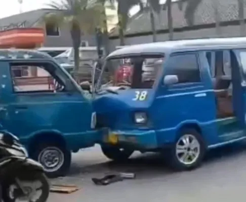 Tangkapan layar adu banteng angkot di Cibinong, Kabupaten Bogor, berujung ribut. (ist)