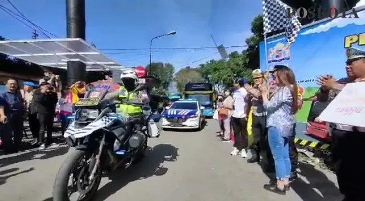 Polresta Bogor Kota memberangkatkan 3  bus rombongan mudik gratis ke berbagai daerah. (Panca)