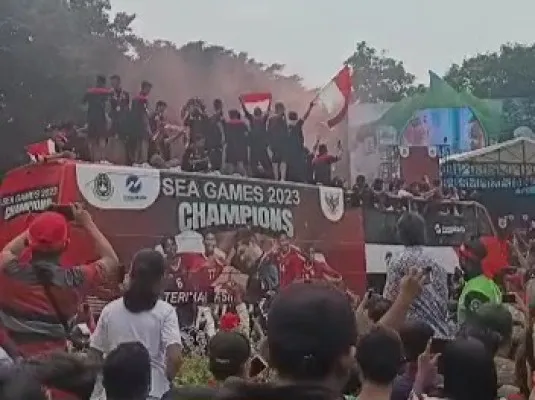 Masyarakat memenuhi Bunderan HI sambut arak-arakan Timnas Indonesia U-22. (Aldi)