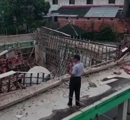 Kumah Masjid di Pamijahan Bogor ambruk akibat diterjang angin kencang. (tangkap layar)