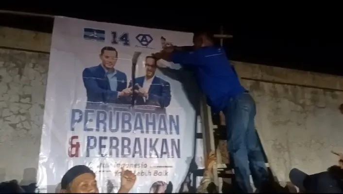 Perobekan foto Anies Baswedan di Alat Peraga kampanye. (ist)