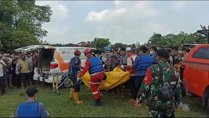 Proses evakuasi mayat pria tanpa identitas di Danau Gawir, Kabupaten Tangerang. (Dok. BPBD Kabupaten Tangerang)