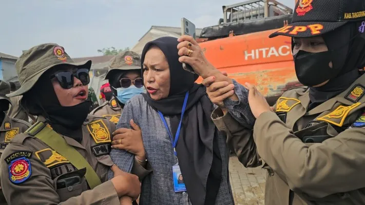 Pedagang histeris ketika Pasar Kutabumi dibongkar. (Foto: Poskota/Veronica)