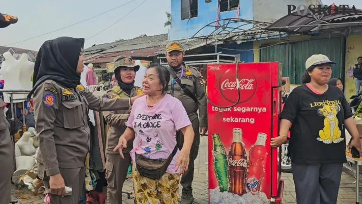 Pedagang Pasar Kutabumi, Kabupaten Tangerang menangis saat lapak dagangannya dibongkar. (Poskota/Veronica)