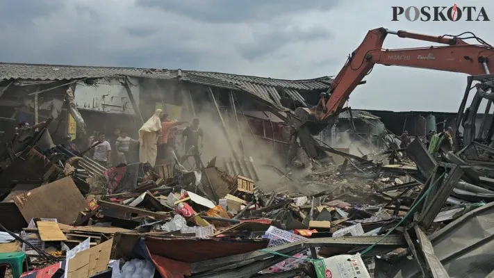 Aksi lempar batu saat pembongkaran Pasar Kutabumi, Kabupaten Tangerang. (Poskota/Veronica)