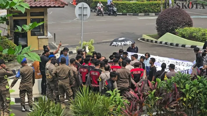 Aksi saling dorong antara petugas dan mahasiswa di depan Kantor Bupati Tangerang. (Poskota/Veronica)