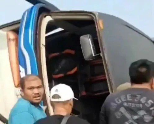 Kecelakaan bus rombongan Apdesi Kabupaten Serang, di Tol Tangerang-Merak, Selasa, 21 Mei 2024. (Dok. warga)