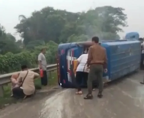 Kecelakaan rombongan peziarah asal Sepatan, Kabupaten Tangerang di Tol Tangerang-Merak.