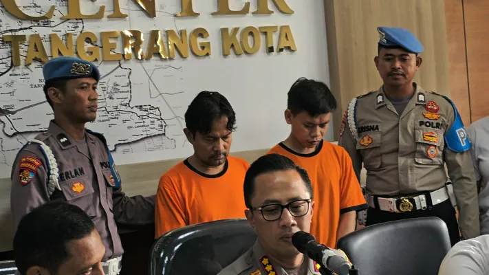 Tersangka Sudirman selaku pemilik panti asuhan (baju oranye kiri) dan Yusuf Bachtiar saat diamankan polisi dalam kasus rudapaksa yang terjadi di panti asuhan di Kota Tangerang. (Poskota/Veronica)