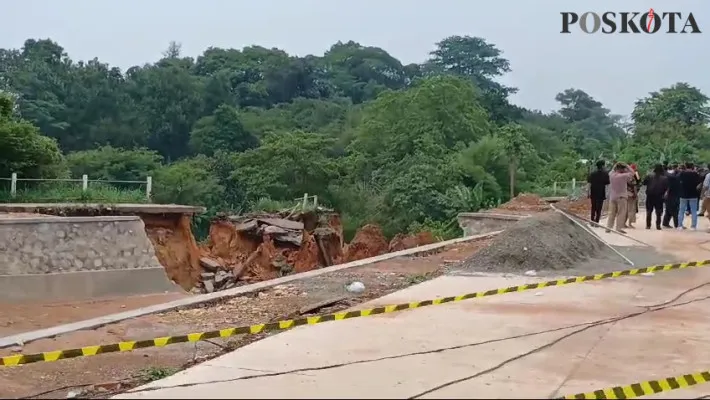 Lokasi longsor di Jalan Raya Karang Tengah, Desa Karang Tengah, Kecamatan Pagedangan, Kabupaten Tangerang, Rabu, 6 November 2024. (Poskota/Veronica)