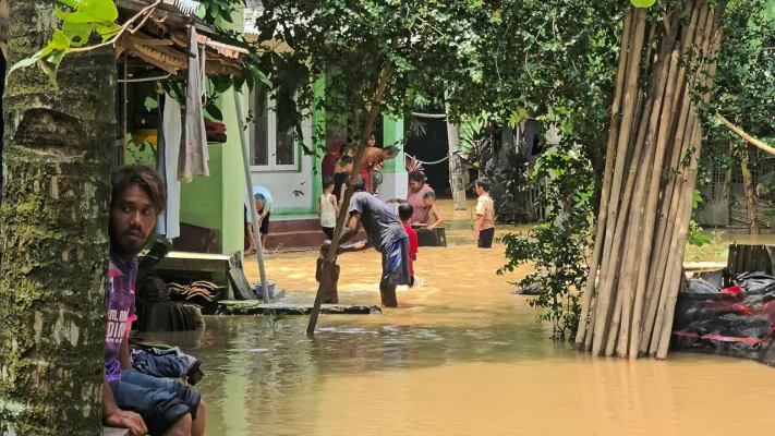 Banjir di Kampung Kadu Agung RT 02 RW 01, Desa Margasari, Kecamatan Tigaraksa, Kabupaten Tangerang, Kamis, 7 November 2024. (Poskota/Veronica)