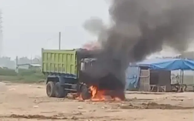 Truk tanah yang dibakar oleh warga Kampung Melayu, Kecamatan Teluknaga, Kabupaten Tangerang. (dok. Warga)