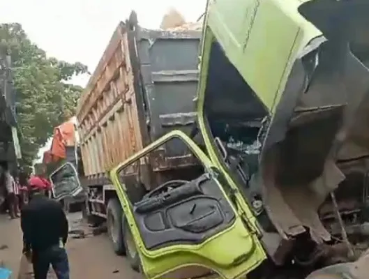 Kondisi truk tanah usai diamuk massa. (Dok. Warga)