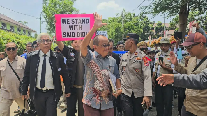 Said Didu tiba di Polresta Tangerang untuk menjalani pemeriksaan atas laporan UU ITE dan pencemaran nama baik. (Poskota/Veronica)