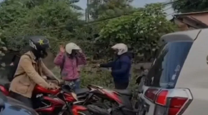 Viral, pria todongkan senjata ke pengendara motor, belakangan diakui sebagai petugas polisi. Kejadian didi Jalan Raya Komarudin , Cakung, pada Senin (11/7/2022. (Instagram/@jakarta.terkini)