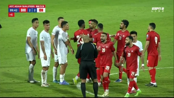 Voetbal International memberi komentar terkait pertandingan Bahrain vs Indonesia yang menyoroti kinerja wasit Ahmed. (Vi.nl)