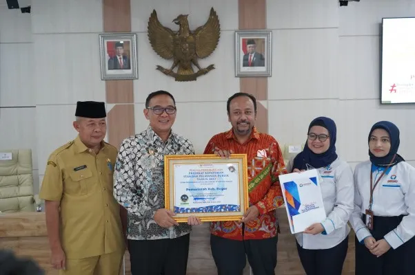 Foto: Pemerintah Kabupaten (Pemkab) Bogor mendapatkan peningkatan kepatuhan standar pelayanan publik dan kualitas pelayanan publik di Kabupaten Bogor oleh Tim Ombudsman RI diapresiasi Plt. Bupati Bogor, Iwan Setiawan.