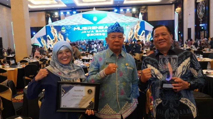 Foto: Sekretaris Daerah Kabupaten Bogor, Burhanudin meraih  terbaik kedua pada Tata Kelola Sekretariat Corporate Social Responsibility (CSR) atau Tanggung Jawab Sosial Perusahaan di Jawa Barat. Penghargaan diserahkan pada Musrenbang Jawa Barat tahun 2023, di The Trans Luxury Hotel, Bandung. (Ist.)