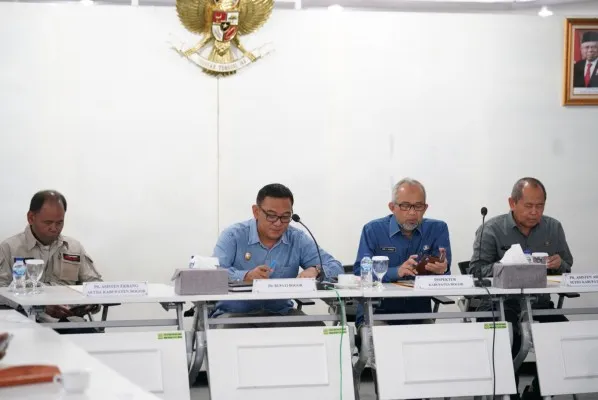 Foto: Plt. Bupati Bogor Iwan Setiawan mengikuti Rapat Koordinasi Pimpinan Kementerian/Lembaga Program Pemberantasan Korupsi Pemerintah Daerah dan Peluncuran Indikator MCP Tahun 2023 dengan KPK  secara daring di Ruang Rapat I Setda, Selasa (21/3/2023). (Ist.)