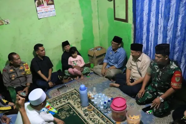 Foto: Plt. Bupati Bogor Iwan Setiawan melakukan Takziah sekaligus memberikan bantuan terhadap korban bencana longsor di Cisarua, Bogor, Jawa Barat. (Ist.)