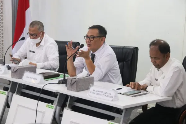 Foto: Plt. Bupati Bogor Iwan Setiawan rapat matangkan persiapan Operasional Rest Area Puncak, melalui Rapat Persiapan Operasional Rest Area Puncak yang berlangsung di Ruang Rapat 1 Setda. (Ist.)