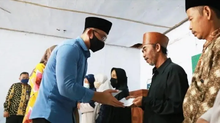 Wagub Banten Andika Hazrumy saat memberikan Zakat ASN Pemprov Banten kepada marbot di Pandeglang.. (ist)