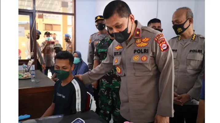 Wakapolda Banten Brigjen Pol Ery Nursatari saat meninjau pelaksanaan vaksinasi massal serentak di Mapolsek Walantaka. (ist)