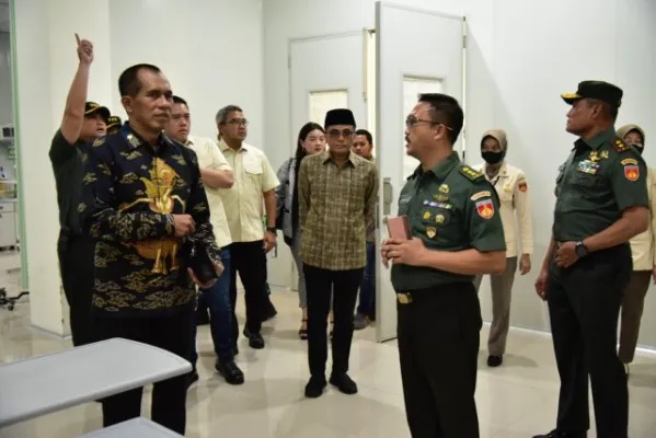 Wakil Ketua Komisi I DPR RI Abdul Kharis Almasyhari saat meninjau lokasi RS Bhakti Wira Tamtama. (ist)