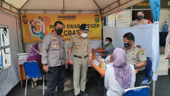 Wakil Wali Kota Jakpus, Irwandi saat tinjau lokasi Swab Antigen gratis di wilayah Johar Baru, Jakarta Pusat. (ist)