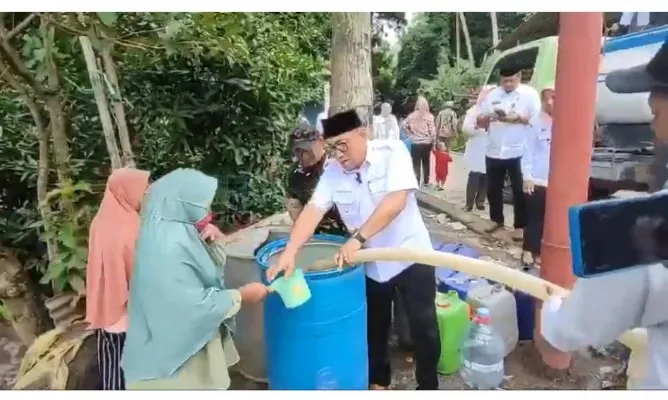 Wali Kota Cilegon Helddy Agustian saat menyalurkan air bersih bantuan PT Indonesia Power dan PT IRT. (ist)