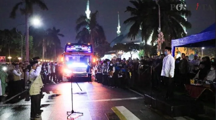 Wali Kota Tangerang Arief R Wismansyah (kanan)  melepas calon jamaah haji asal Kota Tangerang. (Foto: iqbal)