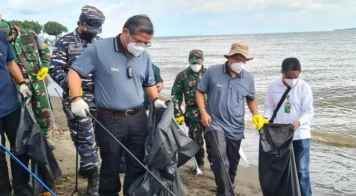 Wamen LHK, Aloe Dohong (tengah), pada aksi bersih pantai di kawasan Pantai Tanjung Pasir, Tangerang, Provinsi Banten, Sabtu (12/3/2022). (ist)