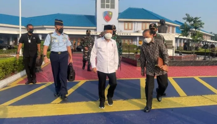 Wapres KH Ma'ruf Amin saat akan bertolak ke Bandung dari dari Pangkalan Udara TNI AU Halim Perdanakusuma. (Setwapres)