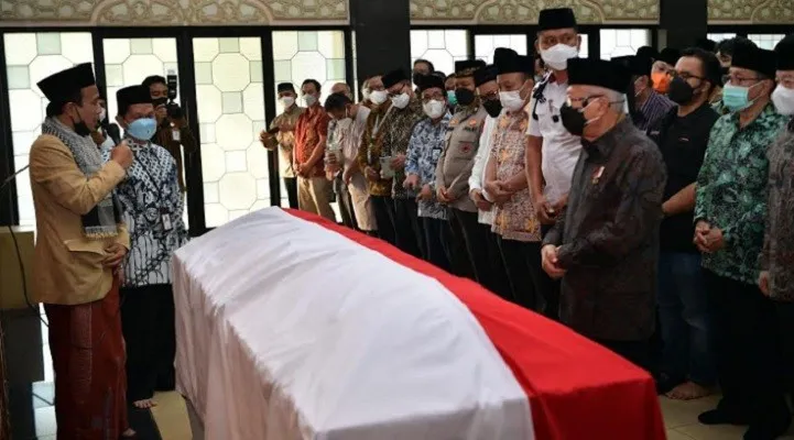 Wapres KH Ma'ruf Amin saat menyalatkan almarhum Tjahjo Kumolo. (Foto: setwapres)