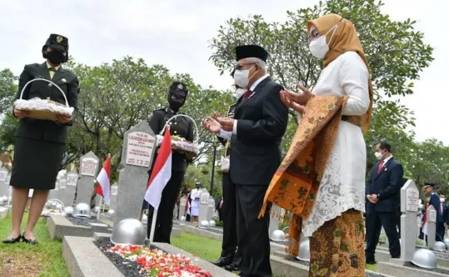 Wapres KH Ma'ruf Amin saat ziarah di TMP Nasional Utama Kalibata. (setwapres)