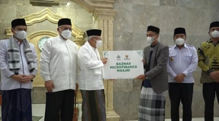 Wapres KH Ma'ruf Amin saat menyerahkan bantuan Microfinance Masjid kepada jemaah Masjid At Taqwa. (Setwapres)